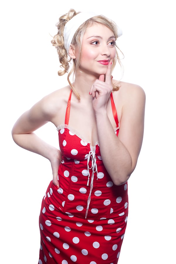 photo jeune femme avec robe rouge à pois blancs