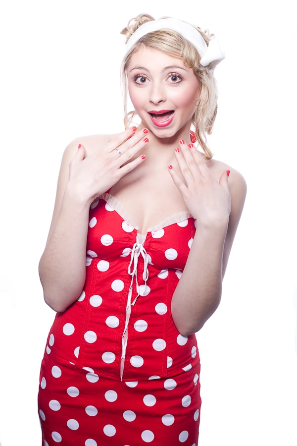 photo jeune femme souriant avec du vernis sur les ongles