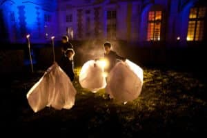 les enfants mettent en place les lanternes pour le mariage