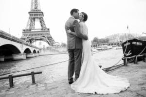 Photo de mariage à Paris devant la Tour Eiffel