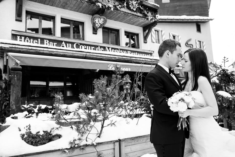 photos de mariés devant l'hôtel Au coeur de Megève